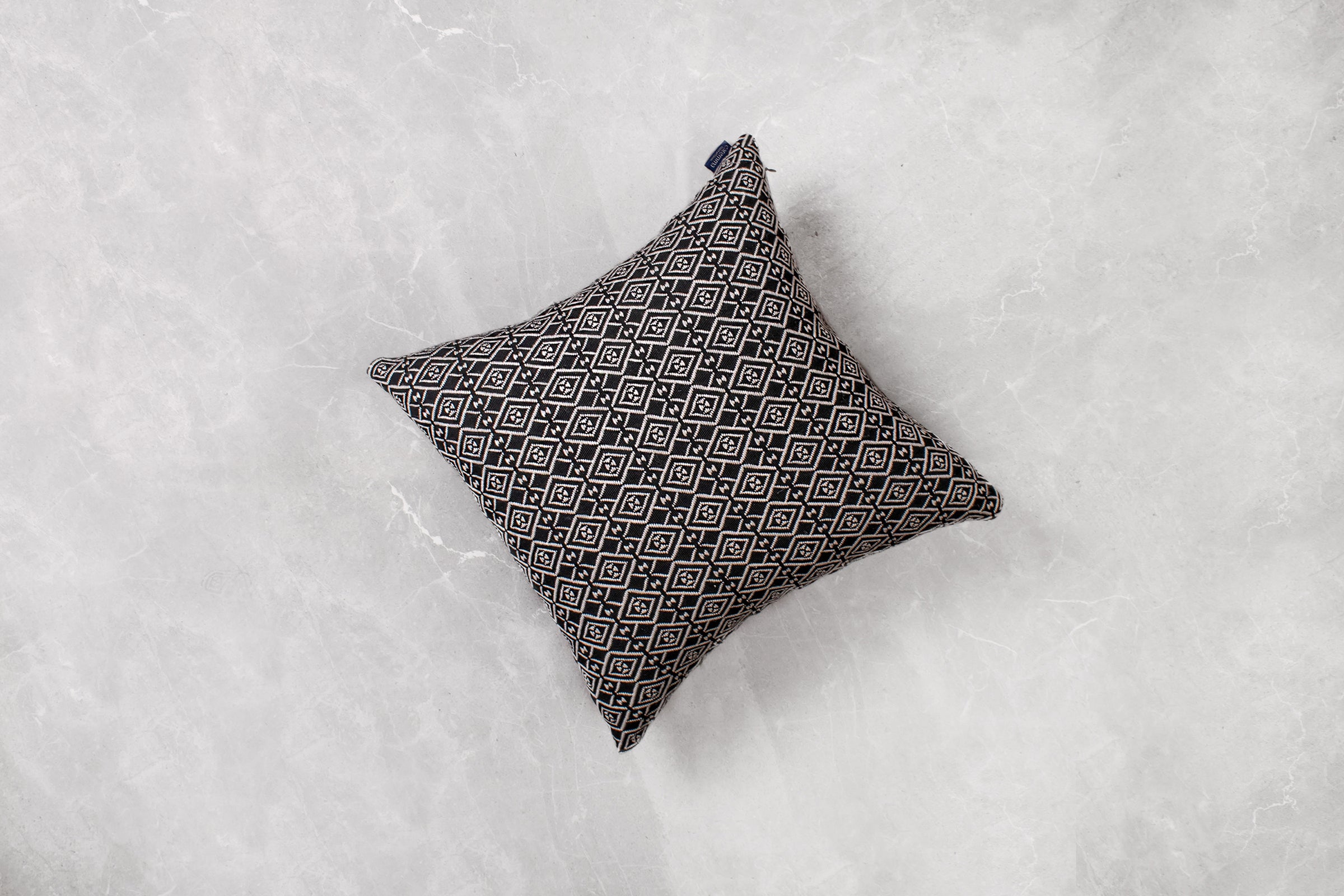 Cojín Estrella Negro con Beige - Colección Akbal