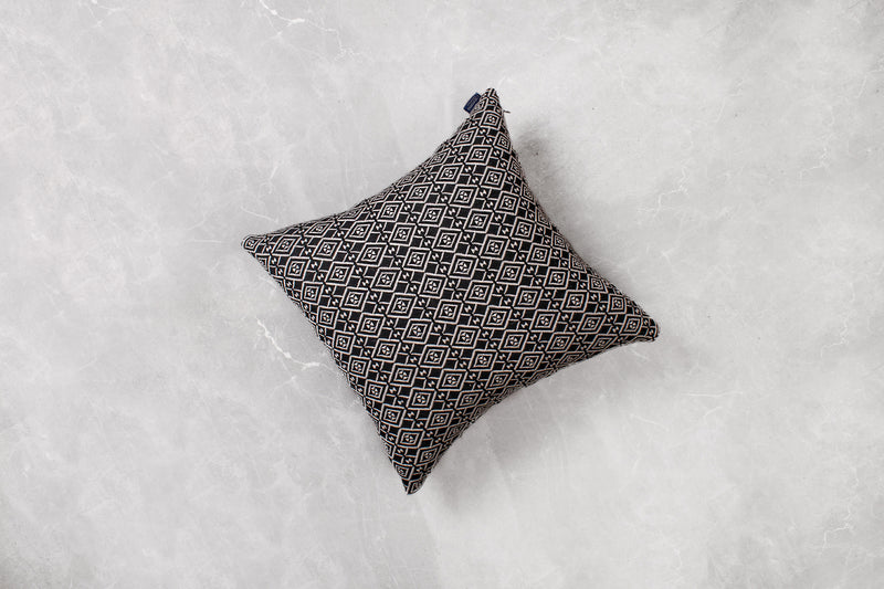 Cojín Estrella Negro con Beige - Colección Akbal