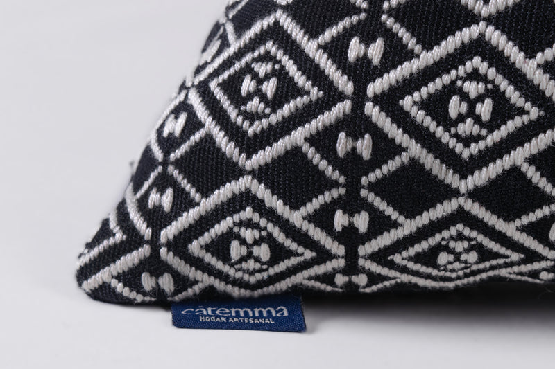 Cojín Estrella Negro con Beige - Colección Akbal